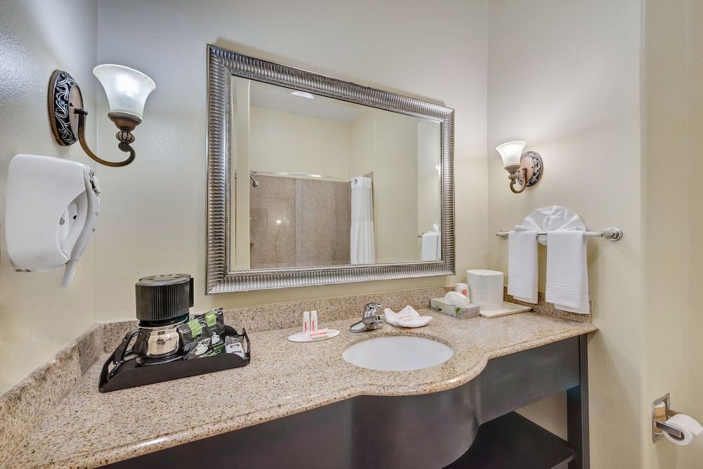 Room, 1 Queen Bed, Accessible, Non Smoking (Mobility/Hearing, Roll-In Shower)