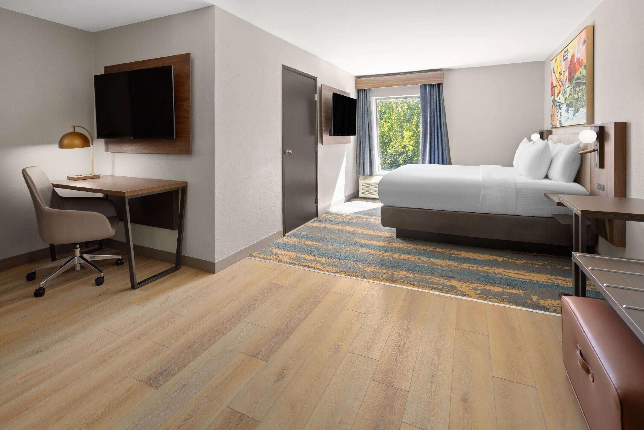1 King Bed, Oversized Room, Non-Smoking