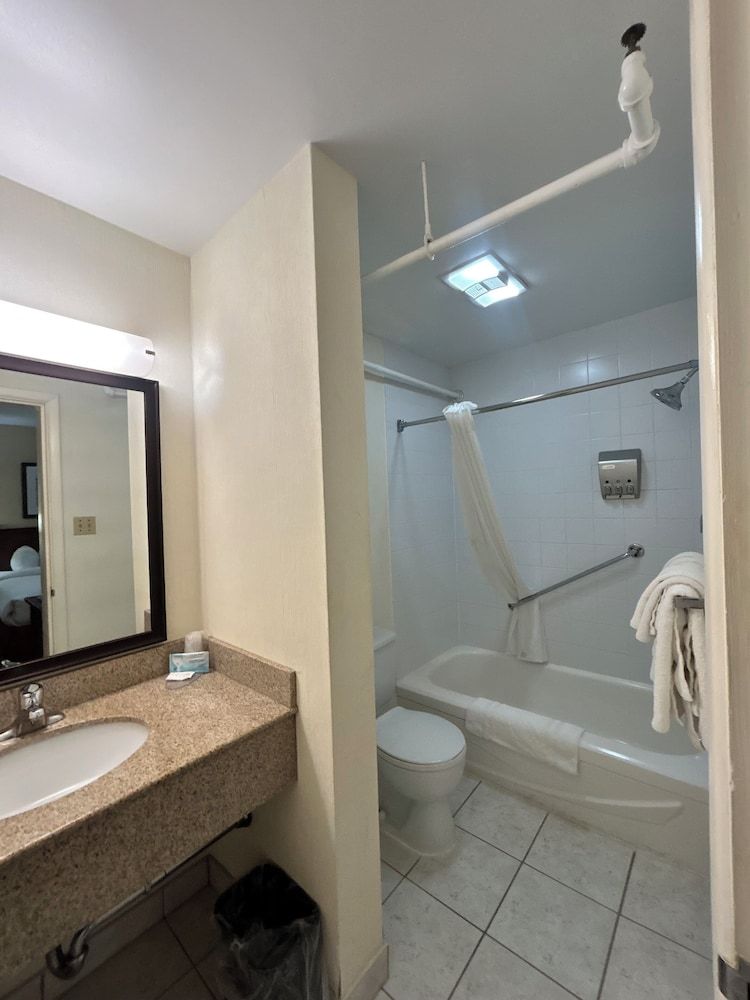 Charlottetown Inn & Conference Centre Standard 1 Queen Bed - Main building 2