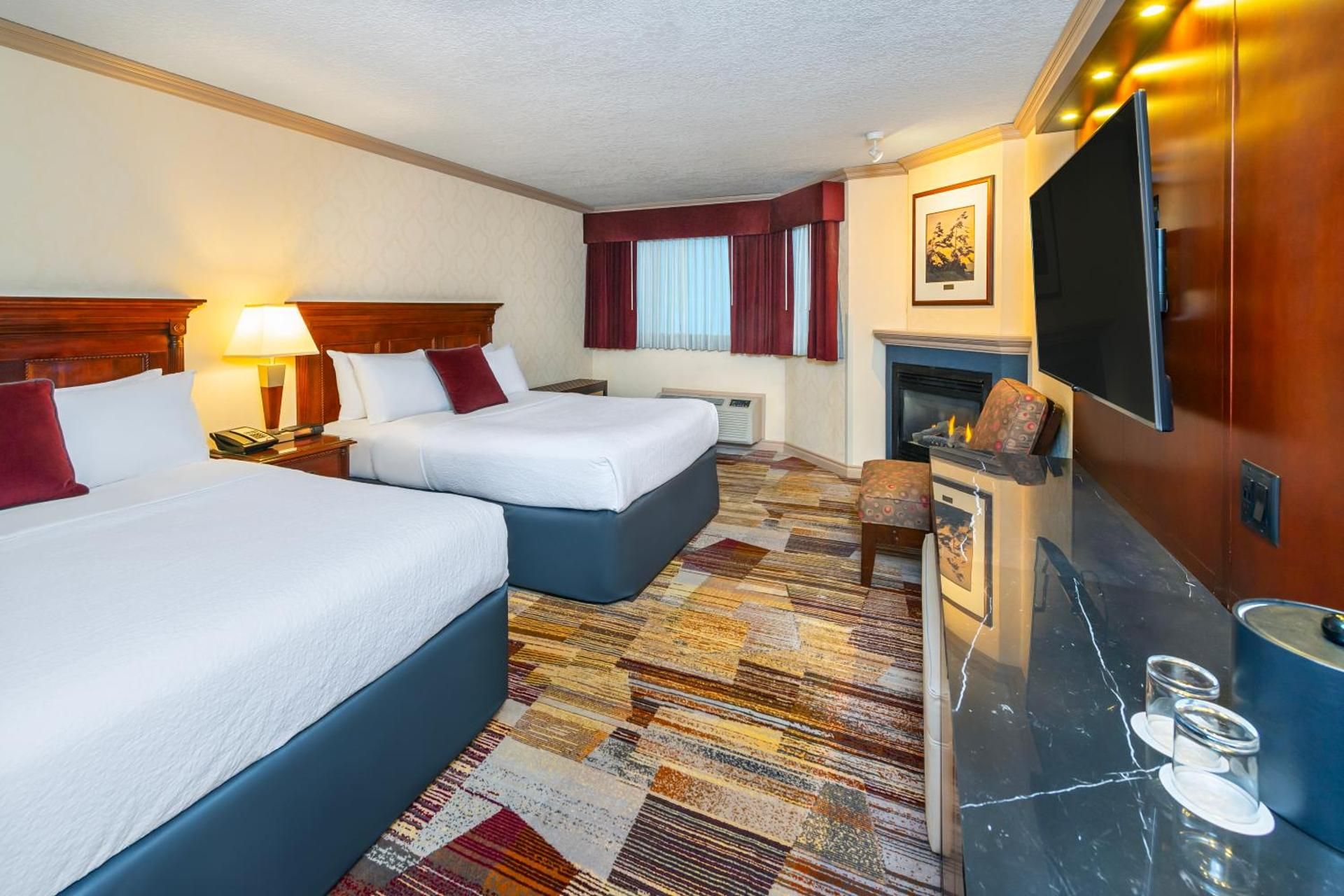 Premier, Guest room, 2 Queen, Fireplace