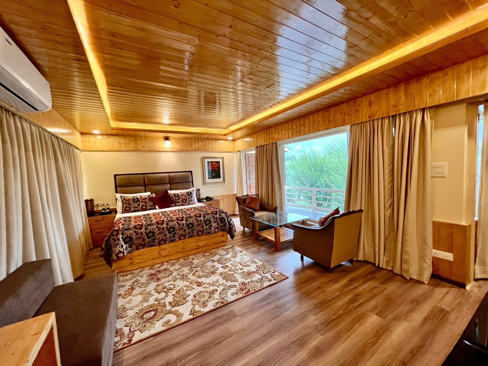 Junior Studio Suite, 1 King Bed, Garden View