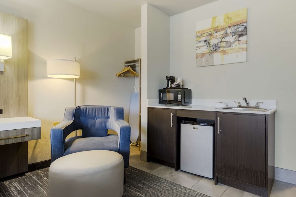 Best Western Plus Renton Inn Standard Room, 1 King Bed, Non Smoking, Refrigerator & Microwave 4