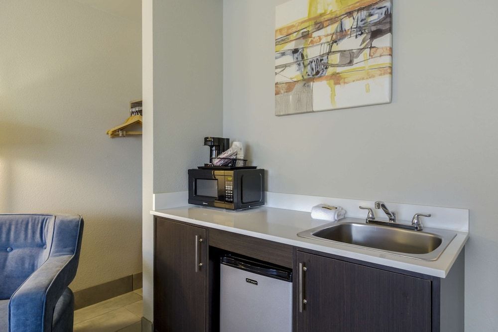 Best Western Plus Renton Inn Standard Room, 1 King Bed, Non Smoking, Refrigerator & Microwave 2