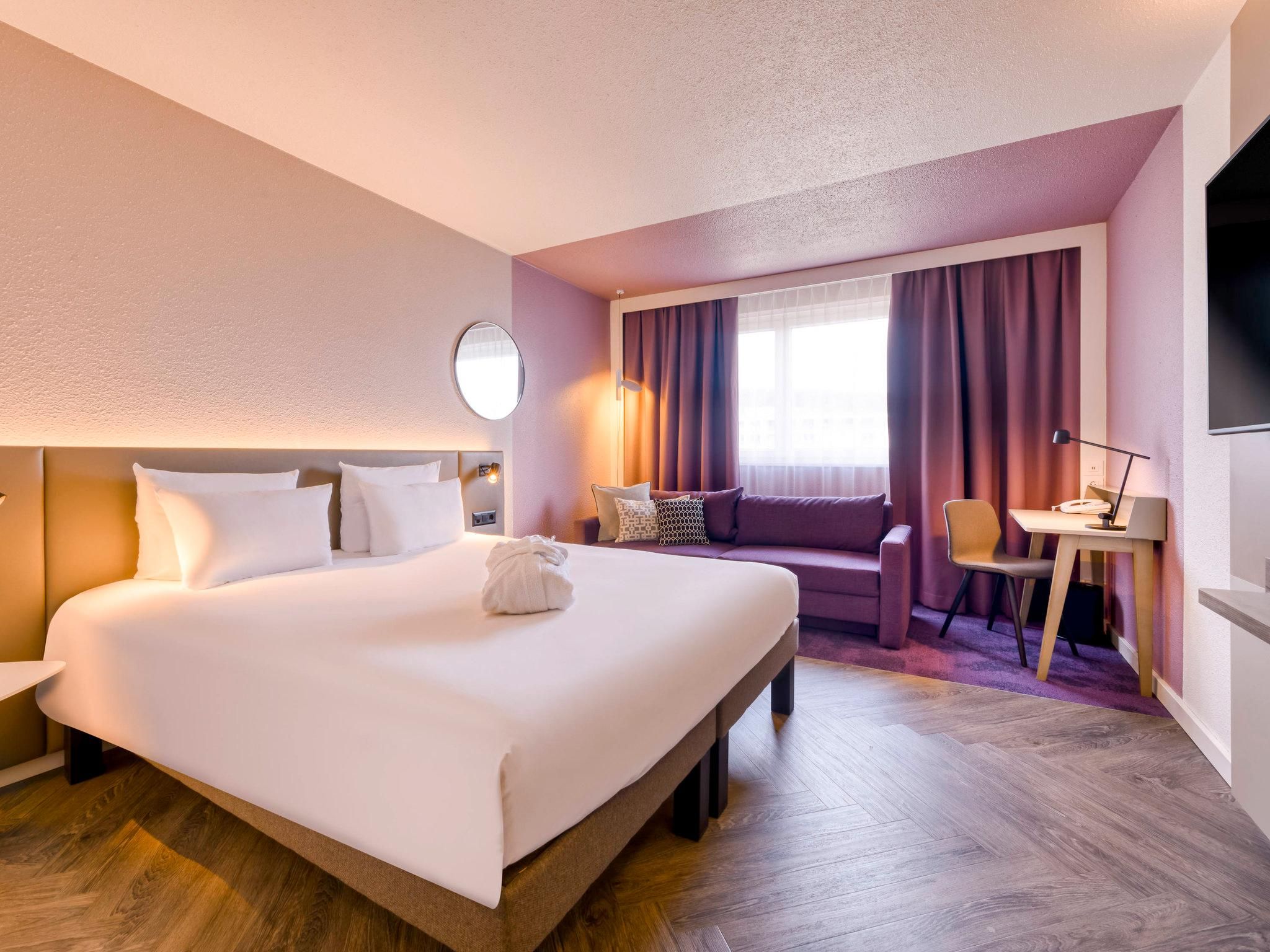 Executive Room with 1 queen-size bed and sofa