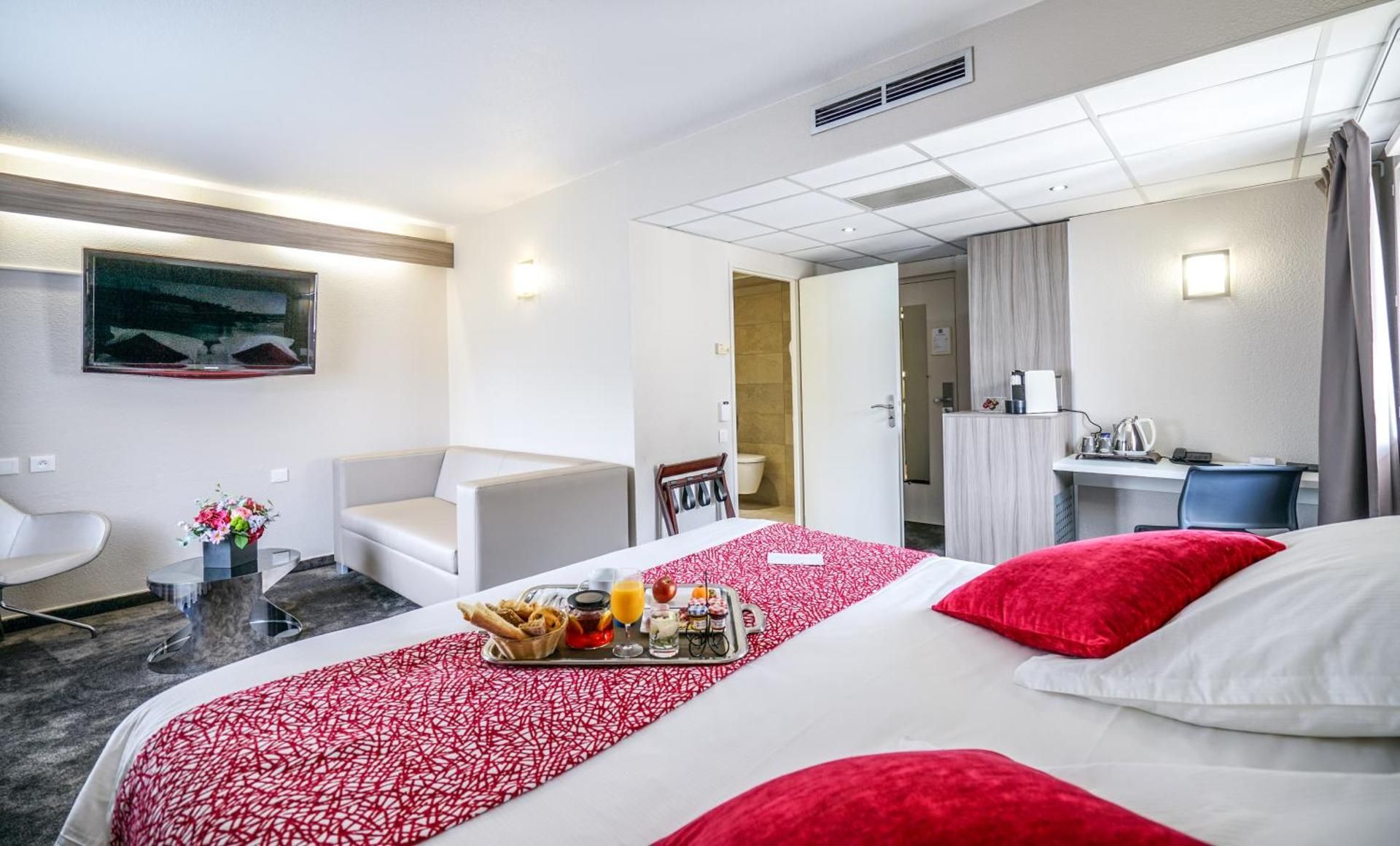 Junior King Suite with Sofa Bed