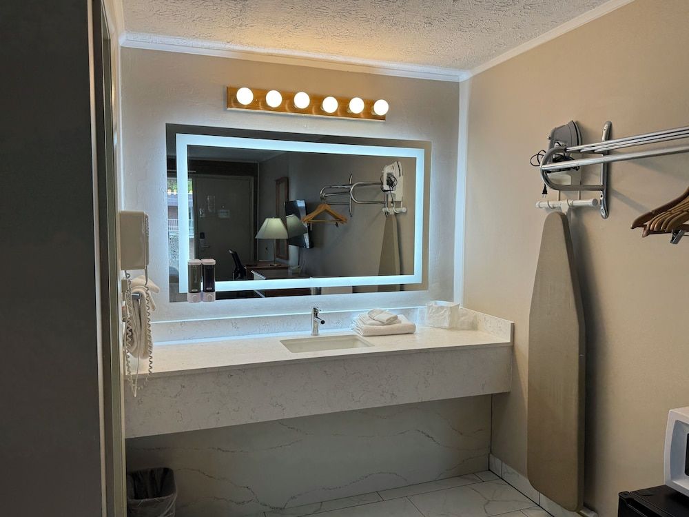 South Shore Inn Deluxe Double Room, 2 Queen Beds, Refrigerator & Microwave 3