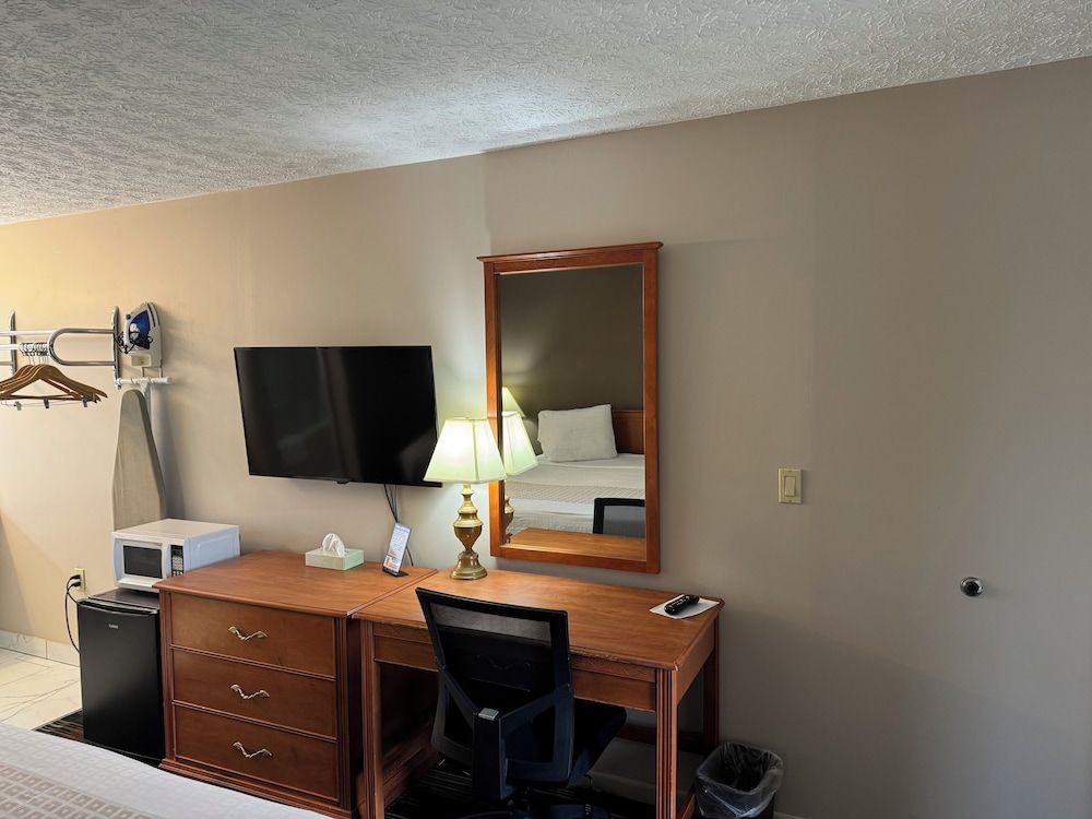 South Shore Inn Deluxe Room, 1 King Bed, Refrigerator & Microwave 5