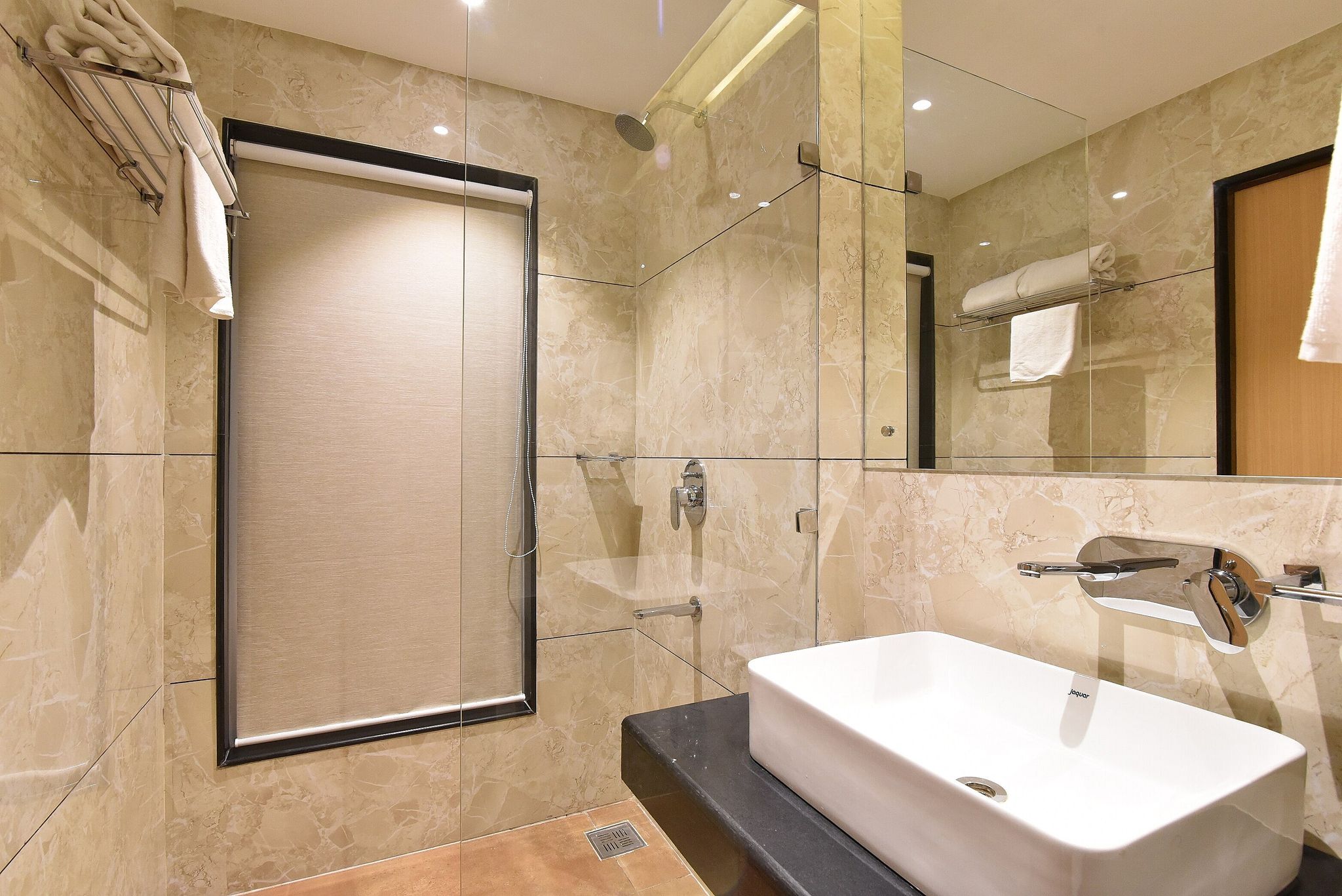 Hotel DNR Pride Premium King room 15