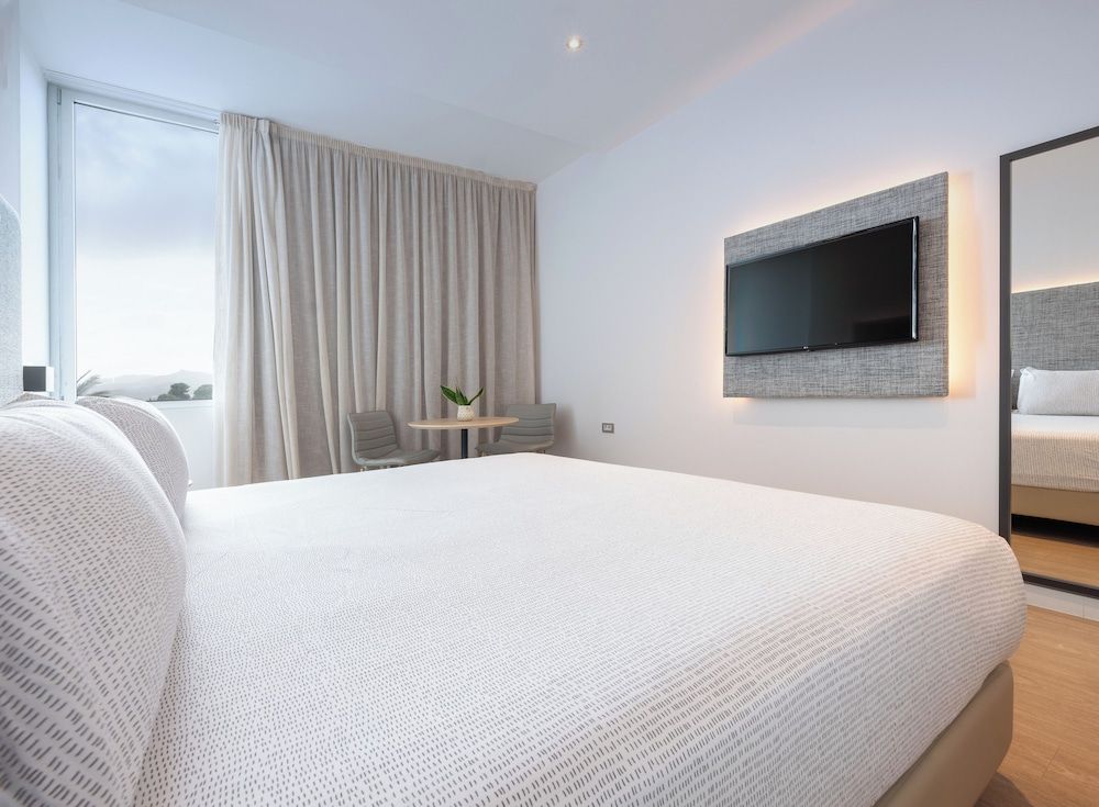 INNSiDE by Meliá Barcelona Aeropuerto The Studio King Bed 3