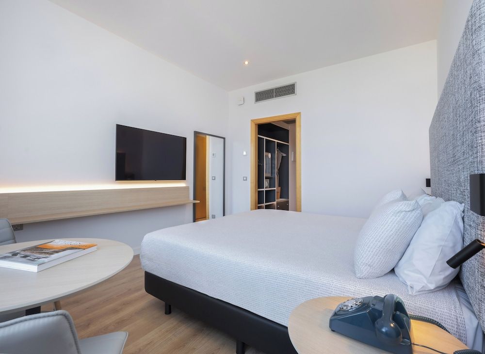 INNSiDE by Meliá Barcelona Aeropuerto The Studio King Bed 4