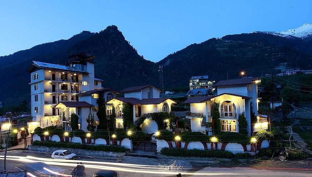 De Vivendi Resorts (35000 Sq.ft Open Lawn with BBQ)