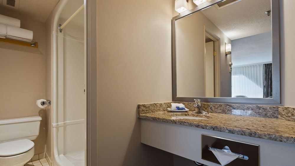 Best Western Plus Lamplighter Inn & Conference Centre Standard Room, 2 Queen Beds, Non Smoking, Refrigerator & Microwave 3