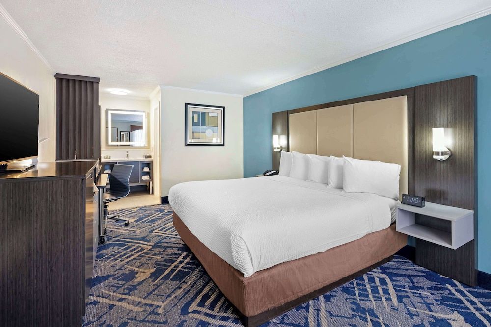 Standard Room, 1 King Bed, Non Smoking, Refrigerator