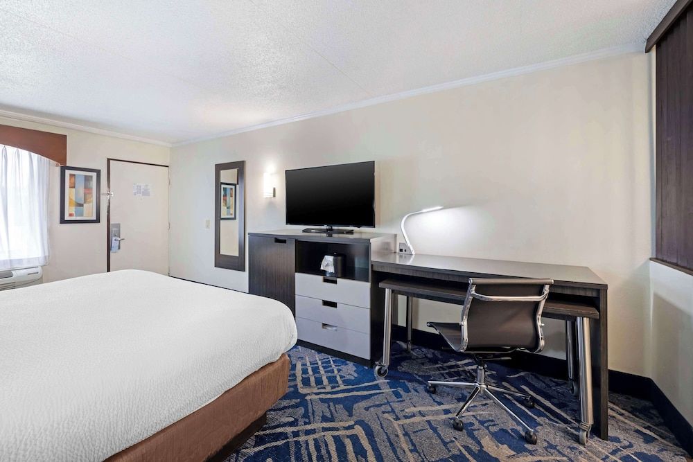 Standard Room, 1 King Bed, Non Smoking, Refrigerator
