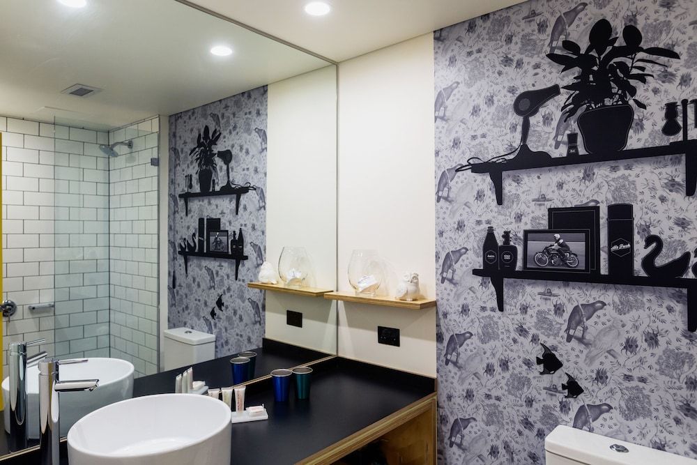 Atura Albury Deluxe Room 3