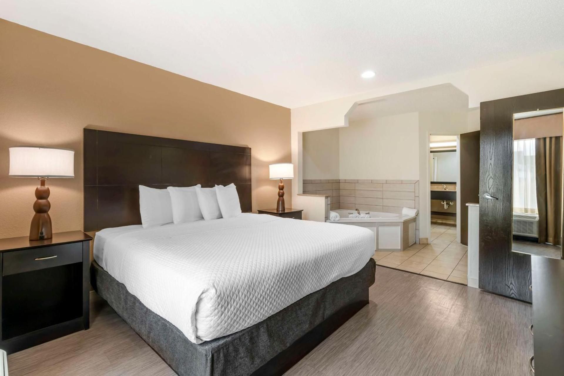 Suite - 1 King Bed, Nonsmoking, Presidential, Second Floor, Jacuzzi, Sofabed