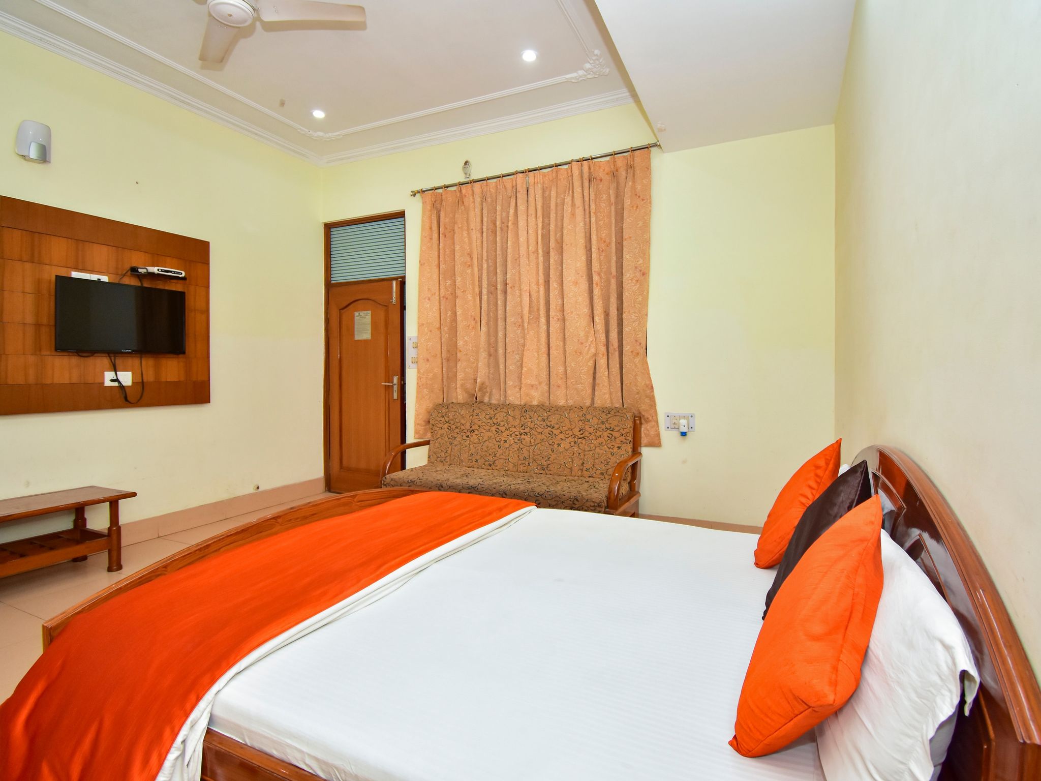 Hotel Vrindavan Garden Deluxe Room 3