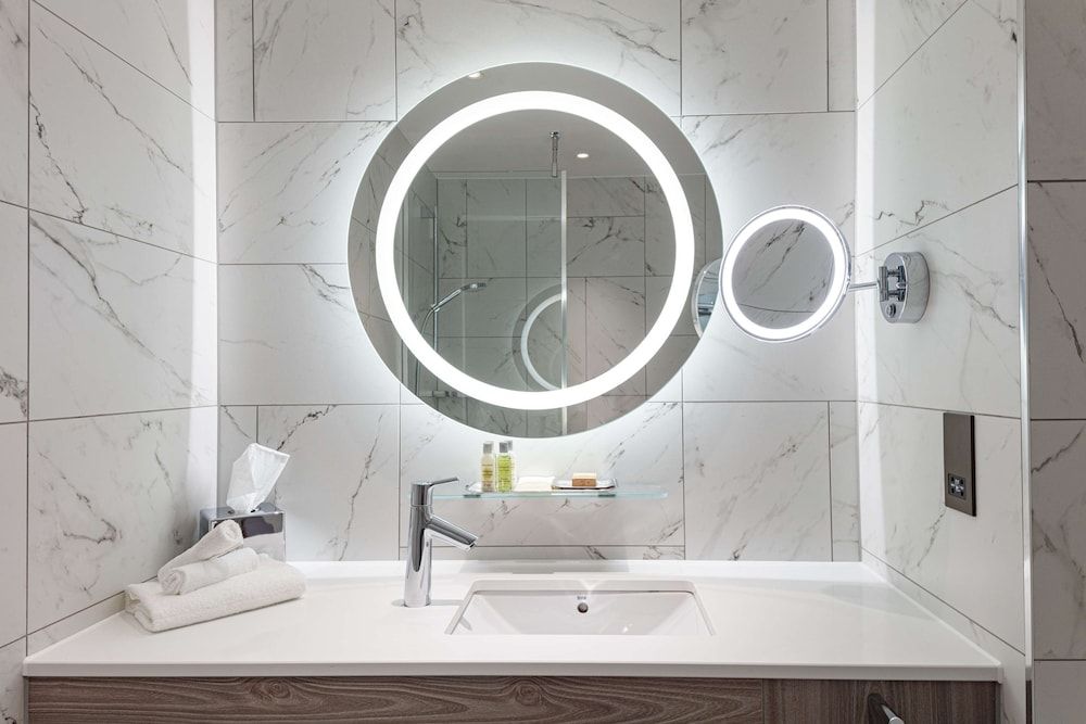 Doubletree by Hilton Bath Room, 1 Double Bed 12