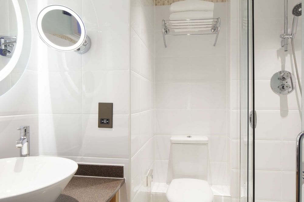 Doubletree by Hilton Bath Room, 1 Double Bed 7