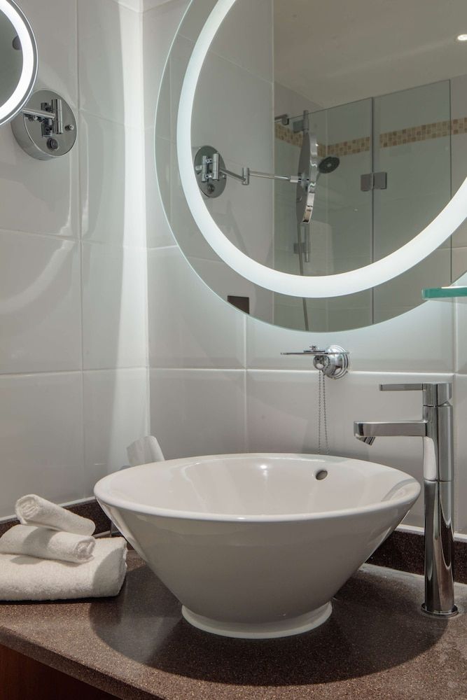 Doubletree by Hilton Bath Room, 1 Double Bed 9