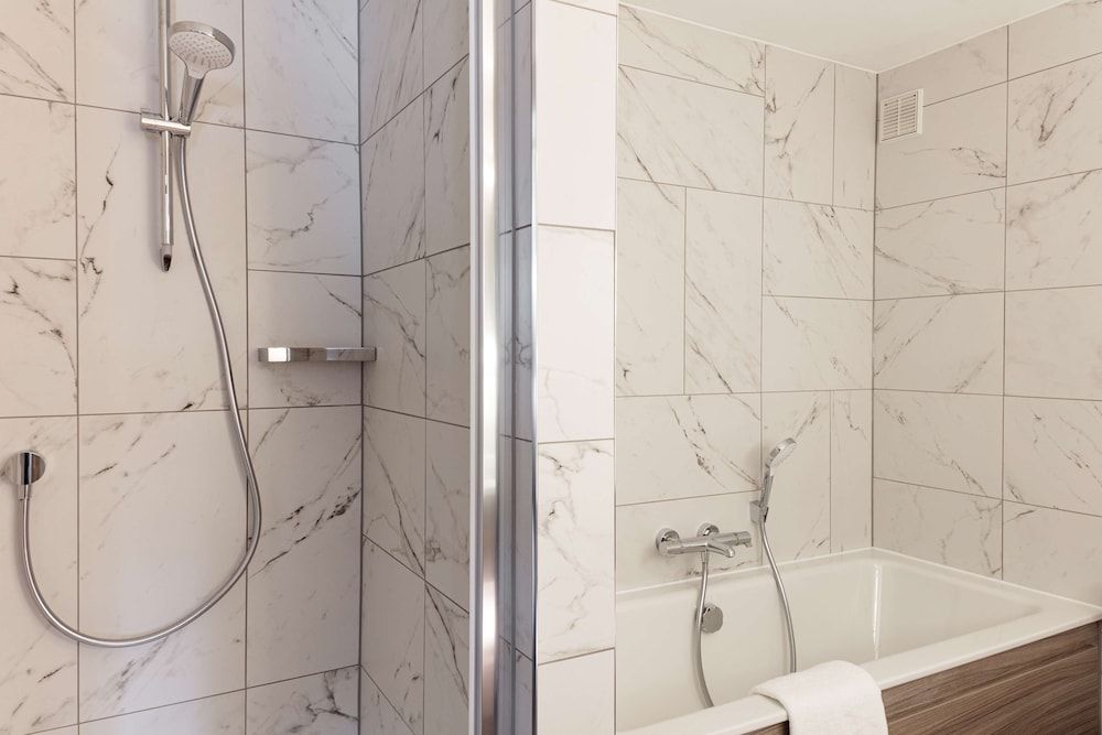 Doubletree by Hilton Bath Room, 1 Double Bed 10