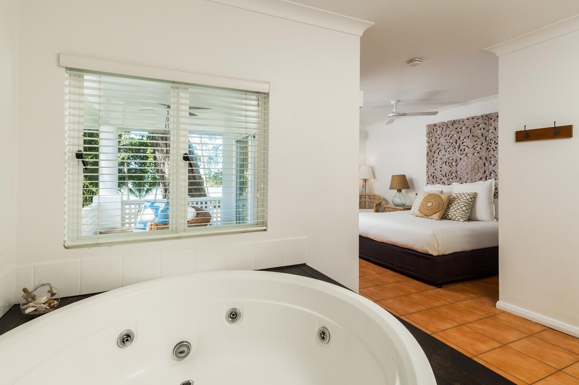 Brigadier Spa Studio Packages: Ocean aspect, large spa, balcony couples swing