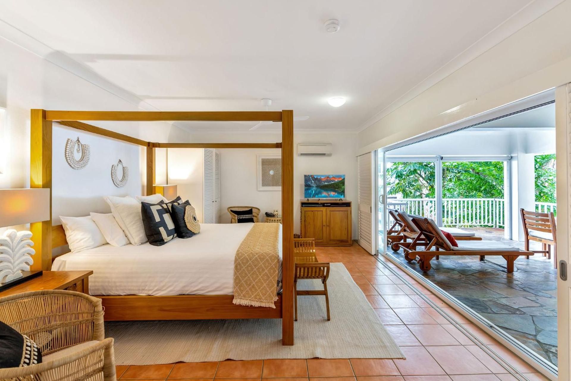 Verandah King Spa Suite Packages: Four poster bed with large spa on private balcony