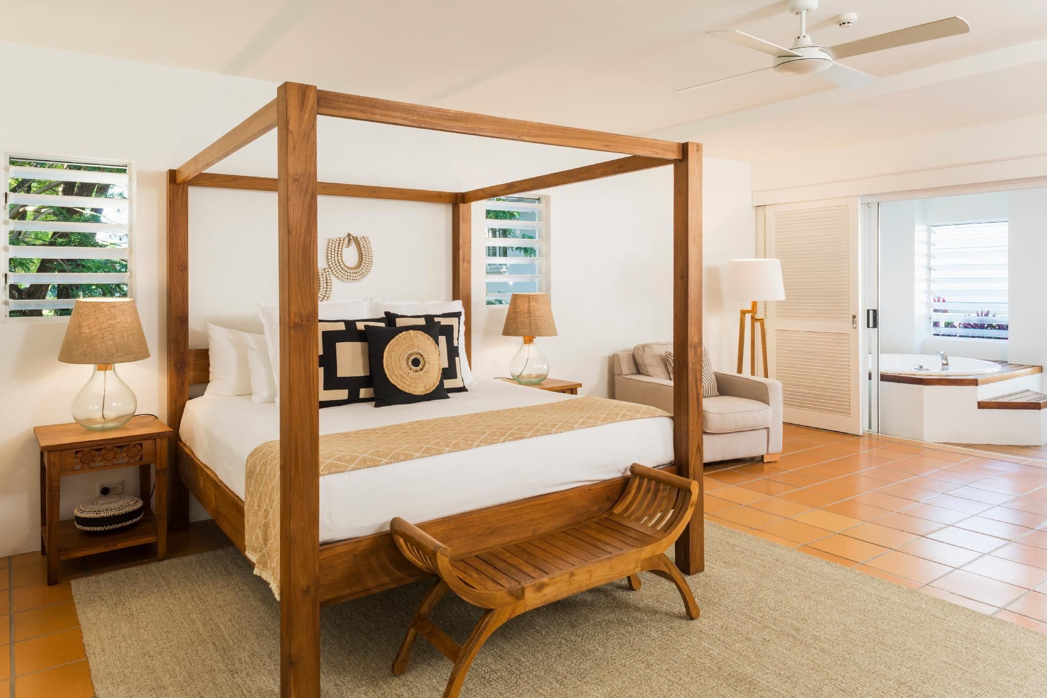 Verandah King Spa Suite Packages: Four poster bed with large spa on private balcony