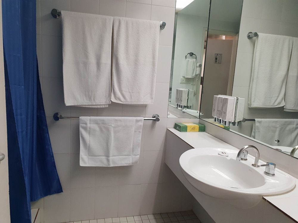 John Hunter Motel Standard Queen & Single Room 4