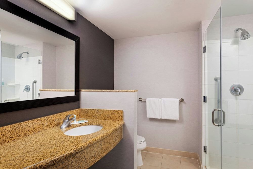 Courtyard Marriott Aksarben Village Room, 1 King Bed with Sofa bed 6