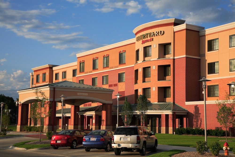 undefined Courtyard Marriott Aksarben Village 4
