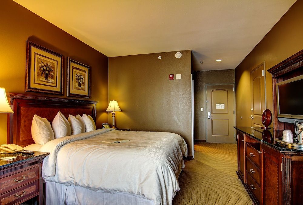 Standard Room, 1 King Bed, Accessible (Bathtub)