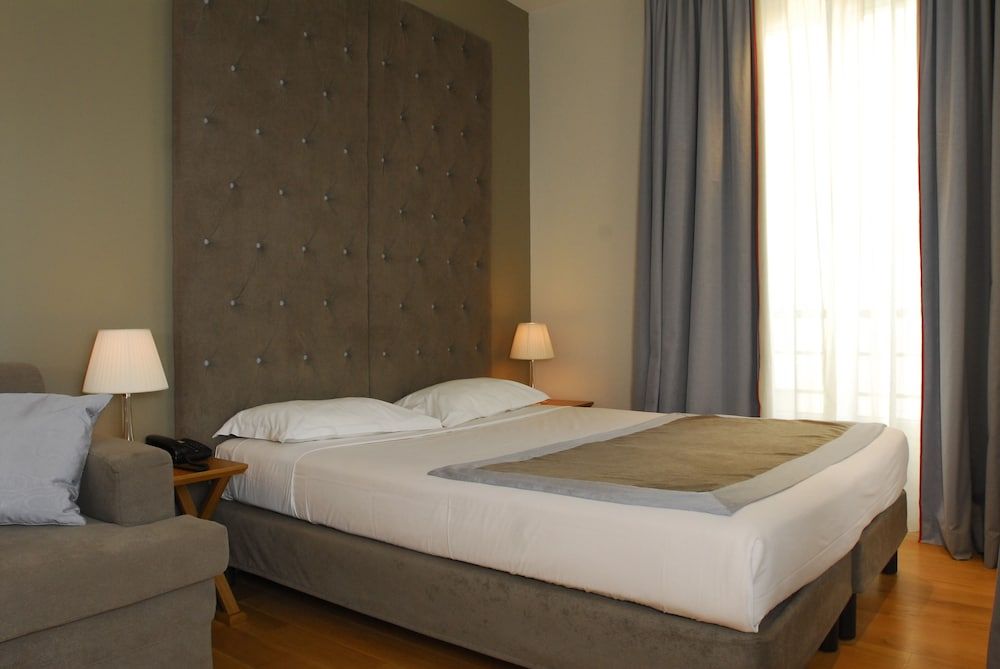 undefined WHO - Windsor Hotel Opera 2