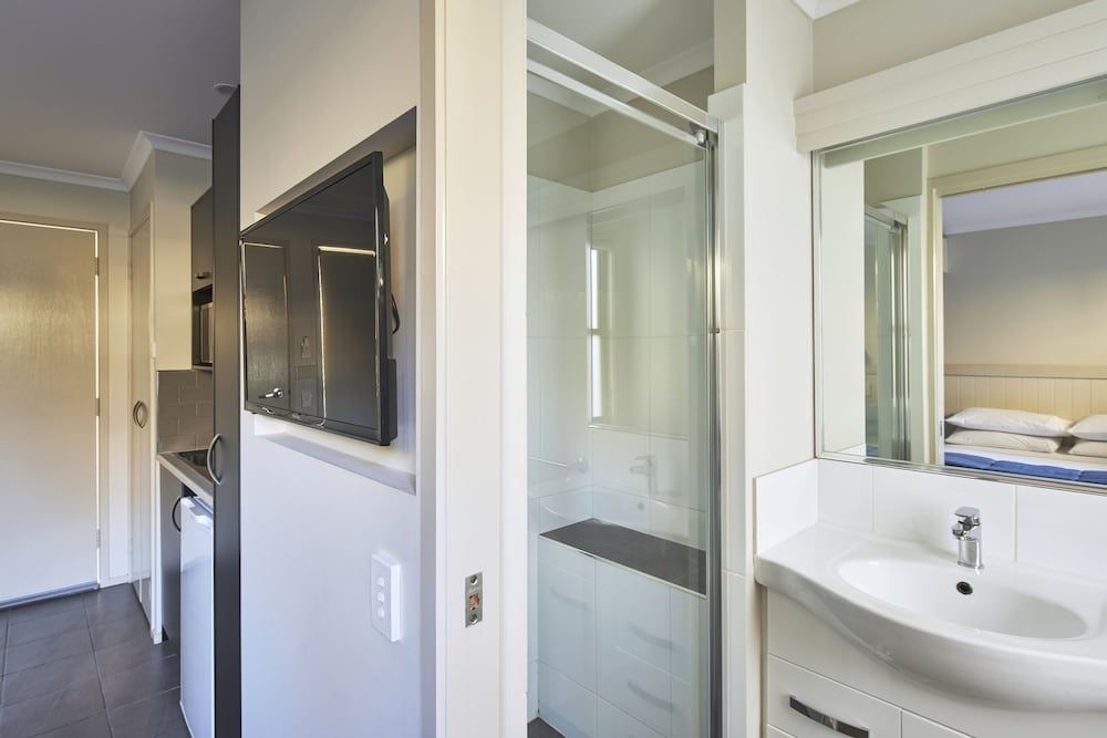 NRMA Bathurst Panorama Holiday Park Studio Cabin 4