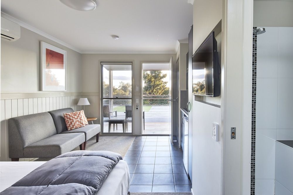 NRMA Bathurst Panorama Holiday Park Studio Cabin 2