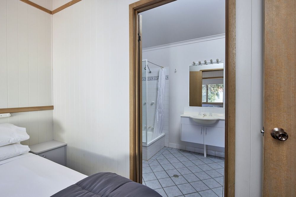 NRMA Bathurst Panorama Holiday Park Two Bedroom Settlers Cottage 4