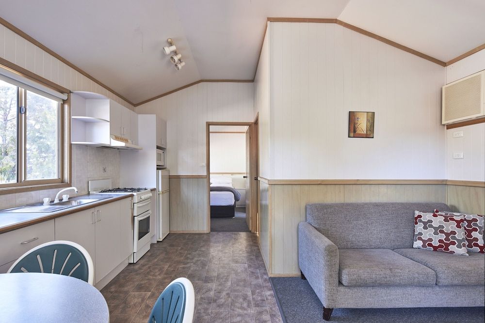 NRMA Bathurst Panorama Holiday Park Two Bedroom Settlers Cottage 2