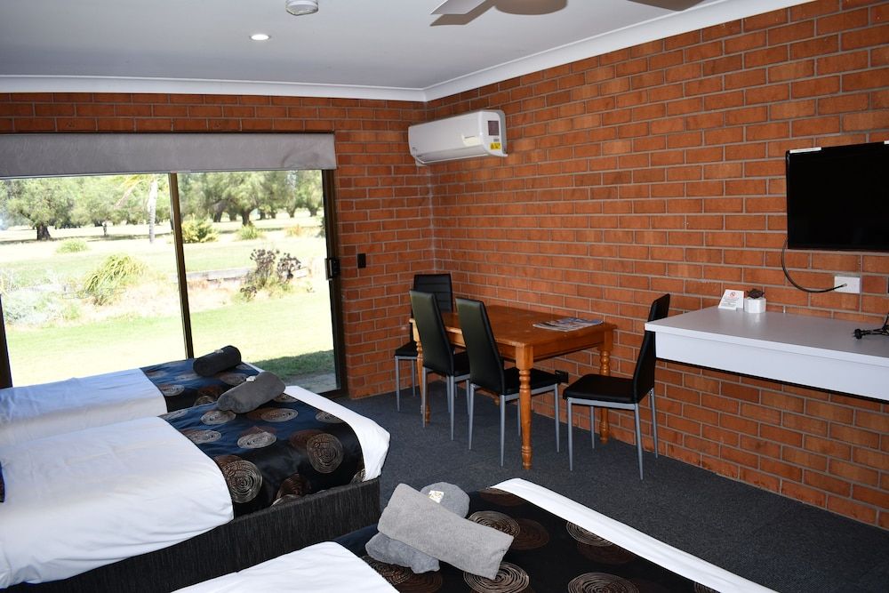 Berrigan Motel Family Room 8