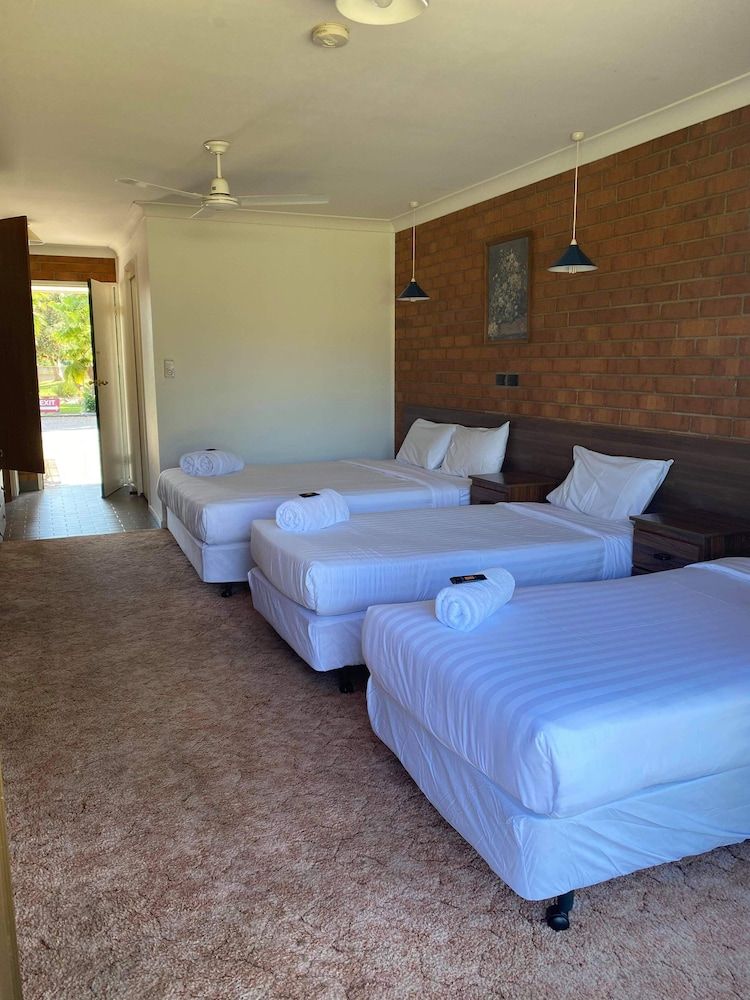 Berrigan Motel Family Room 3