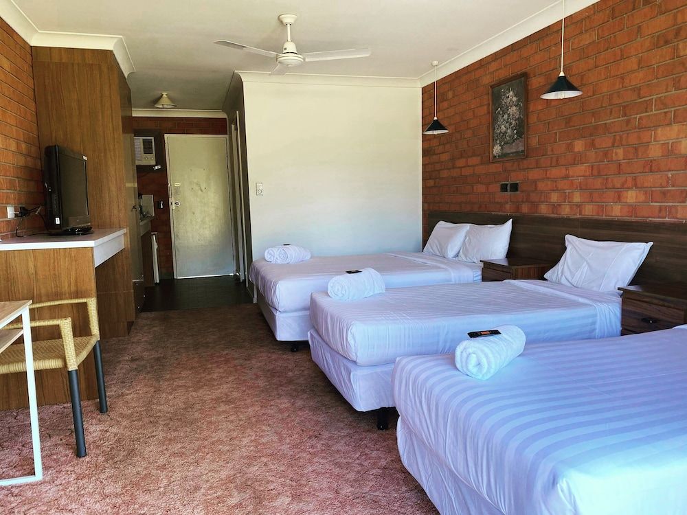 Berrigan Motel Family Room 2