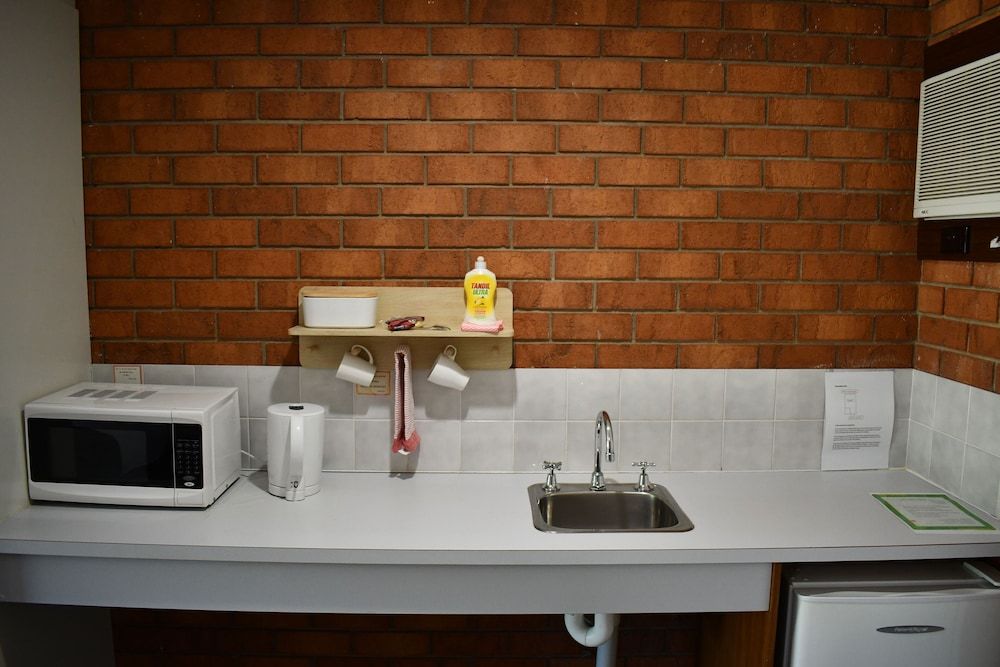 Berrigan Motel Family Room 9