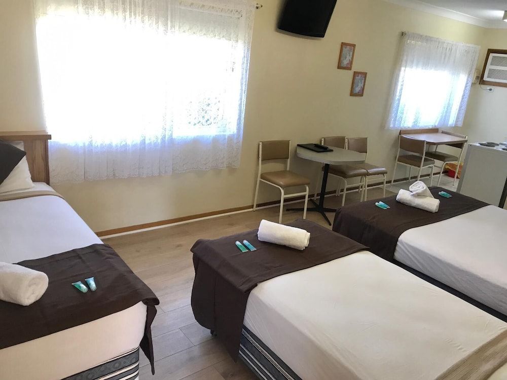 Angel's Rest Motel Family Room 4