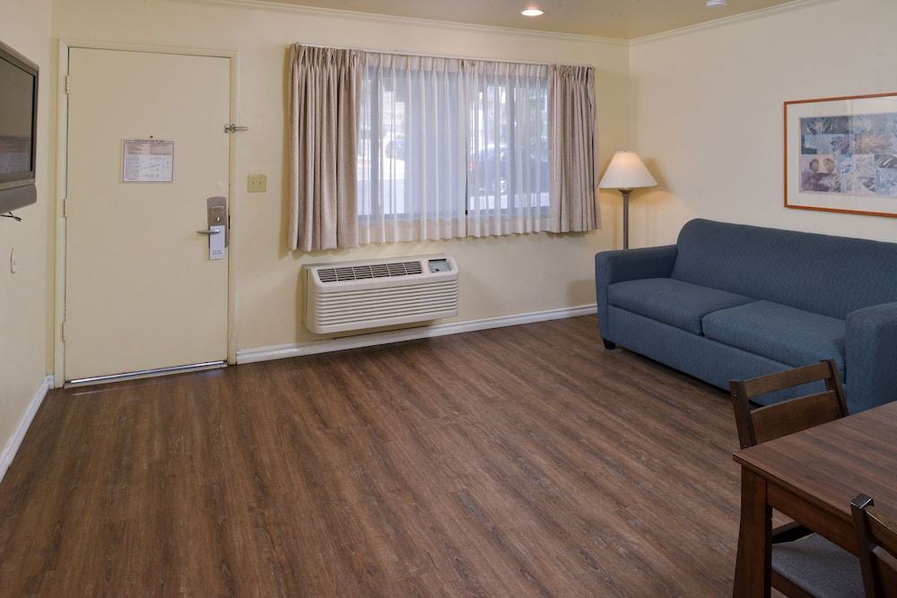 Edgewater Inn And Suites Standard Suite 4