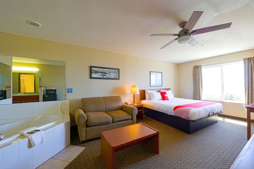 Siletz Bay Beachfront Hotel by OYO Lincoln City Premium Room, 1 King Bed, Jetted Tub, Bay View 2