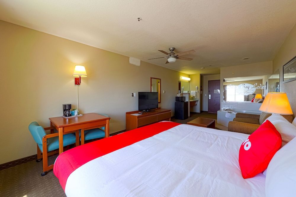 Siletz Bay Beachfront Hotel by OYO Lincoln City Premium Room, 1 King Bed, Jetted Tub, Bay View 5