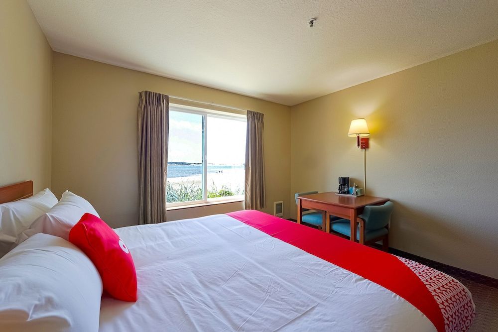 Siletz Bay Beachfront Hotel by OYO Lincoln City Premium Room, 1 King Bed, Jetted Tub, Bay View 6