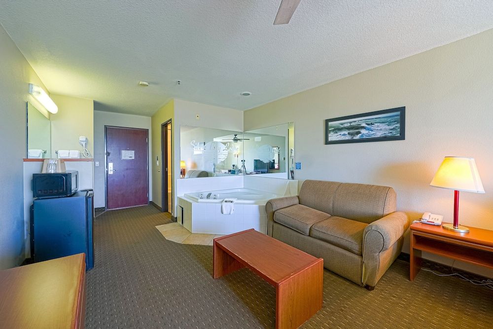Siletz Bay Beachfront Hotel by OYO Lincoln City Premium Room, 1 King Bed, Jetted Tub, Bay View 12