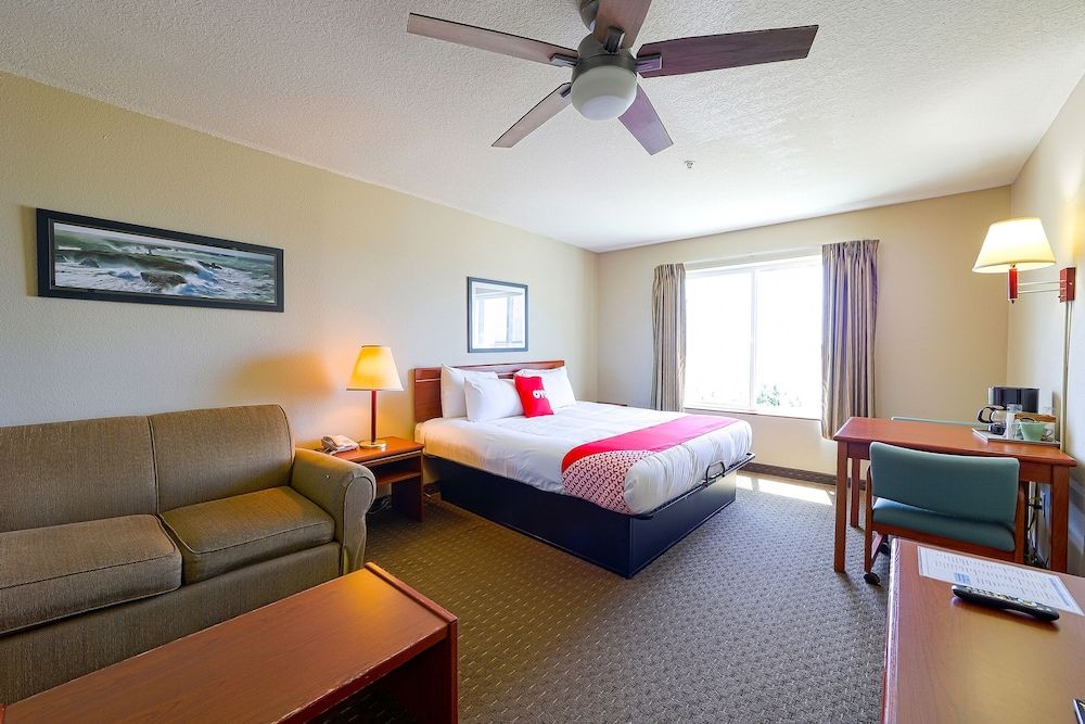 Siletz Bay Beachfront Hotel by OYO Lincoln City Premium Room, 1 King Bed, Jetted Tub, Bay View 4