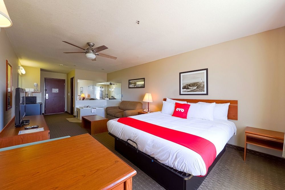 Siletz Bay Beachfront Hotel by OYO Lincoln City Premium Room, 1 King Bed, Jetted Tub, Bay View 7