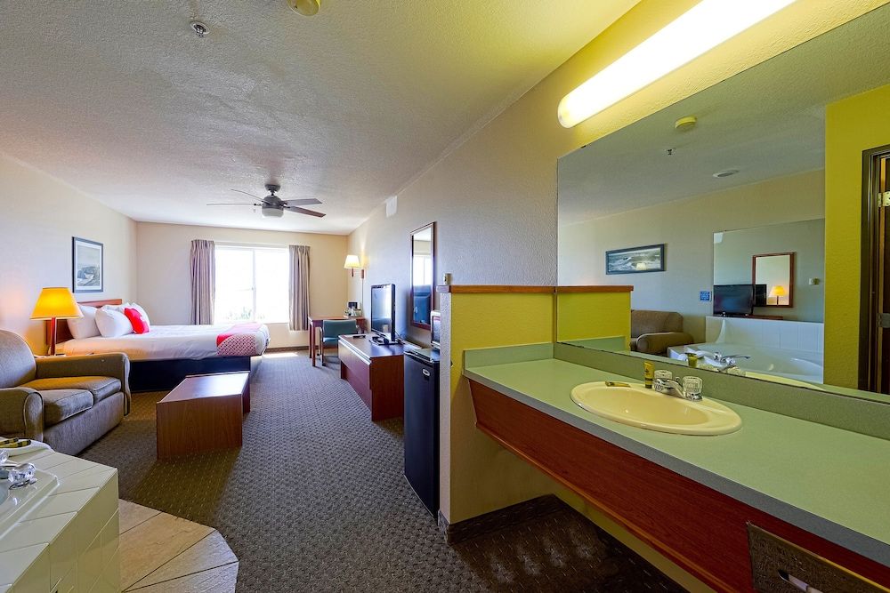 Siletz Bay Beachfront Hotel by OYO Lincoln City Premium Room, 1 King Bed, Jetted Tub, Bay View 3